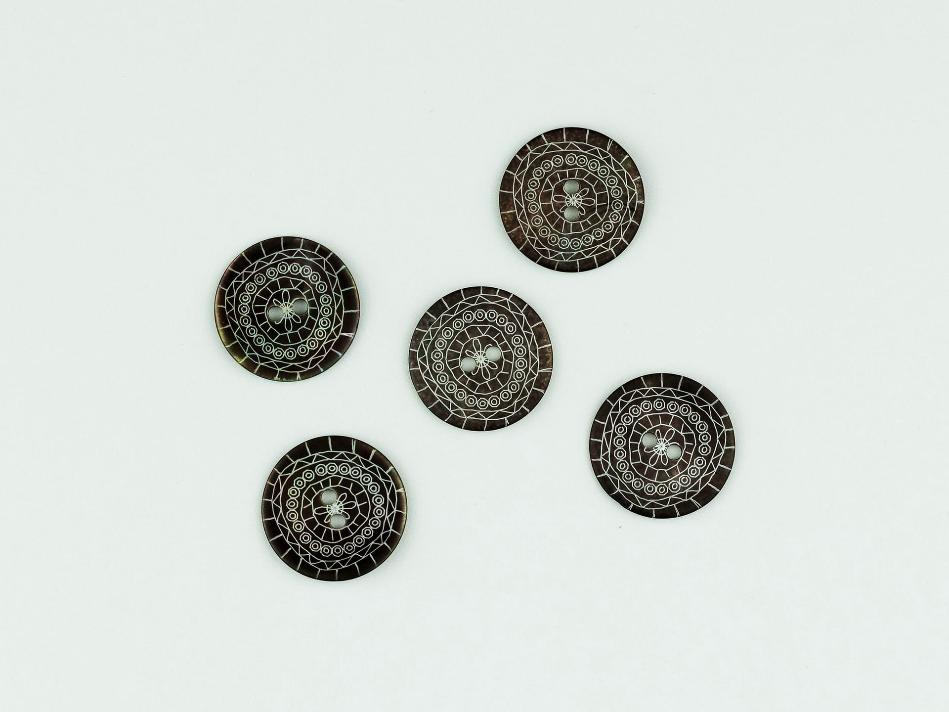 Shell buttons with laser pattern